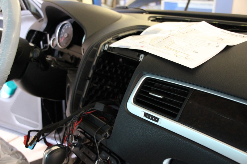 Установка Pandora DXL 5000  на Volkswagen Touareg. Реализовали автозапуск двигателя.